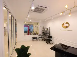 화이트톤과 골드 포인트의 클래식 피아노 학원